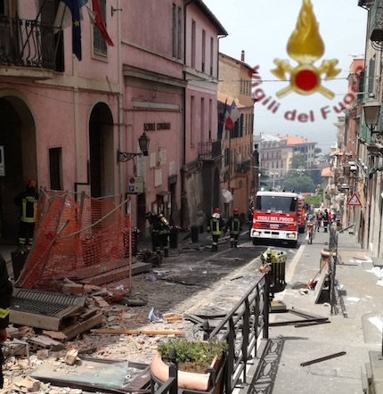 https://www.lacicala.org/immagini_news/10-06-2019/aggiornamento-1640-esplosione-rocca-di-papa-rientrato-lallarme-si-contano-i-danni-.jpg