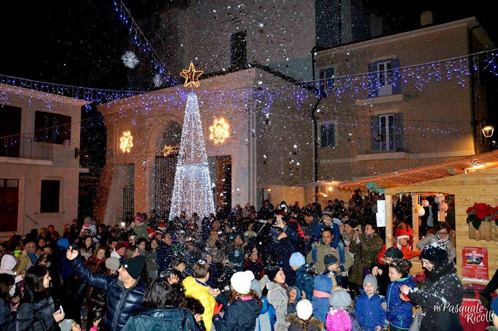 https://www.lacicala.org/immagini_news/10-11-2022/mercatini-di-natale-nel-borgo-a-castel-san-pietro-romano--dal-11-al-18-dicembre-2022-.jpg
