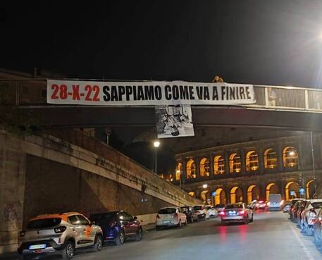 https://www.lacicala.org/immagini_news/27-10-2022/al-colosseo-due-striscioni-pro-e-contro-marcia-su-roma-.jpg